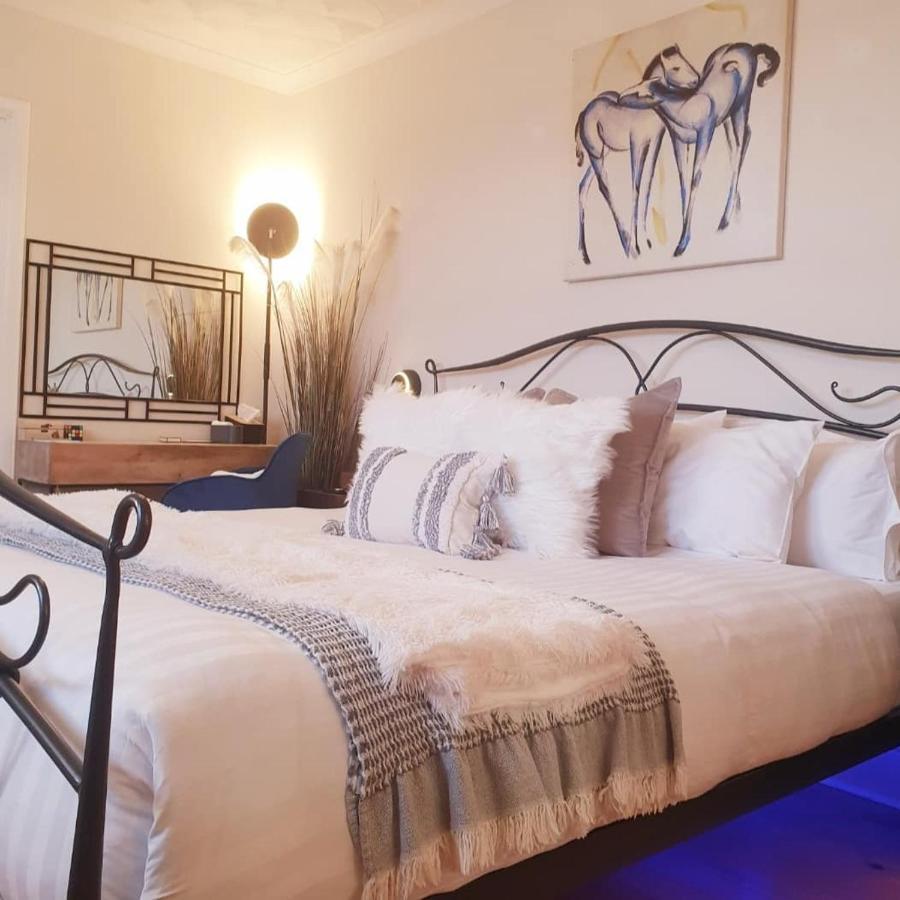 The New Blue Horse Suite At The Grumpy Schnauzer B&B Luxury Private Indoor Hot Tub Breakfast In Bed Airdrie Exterior photo