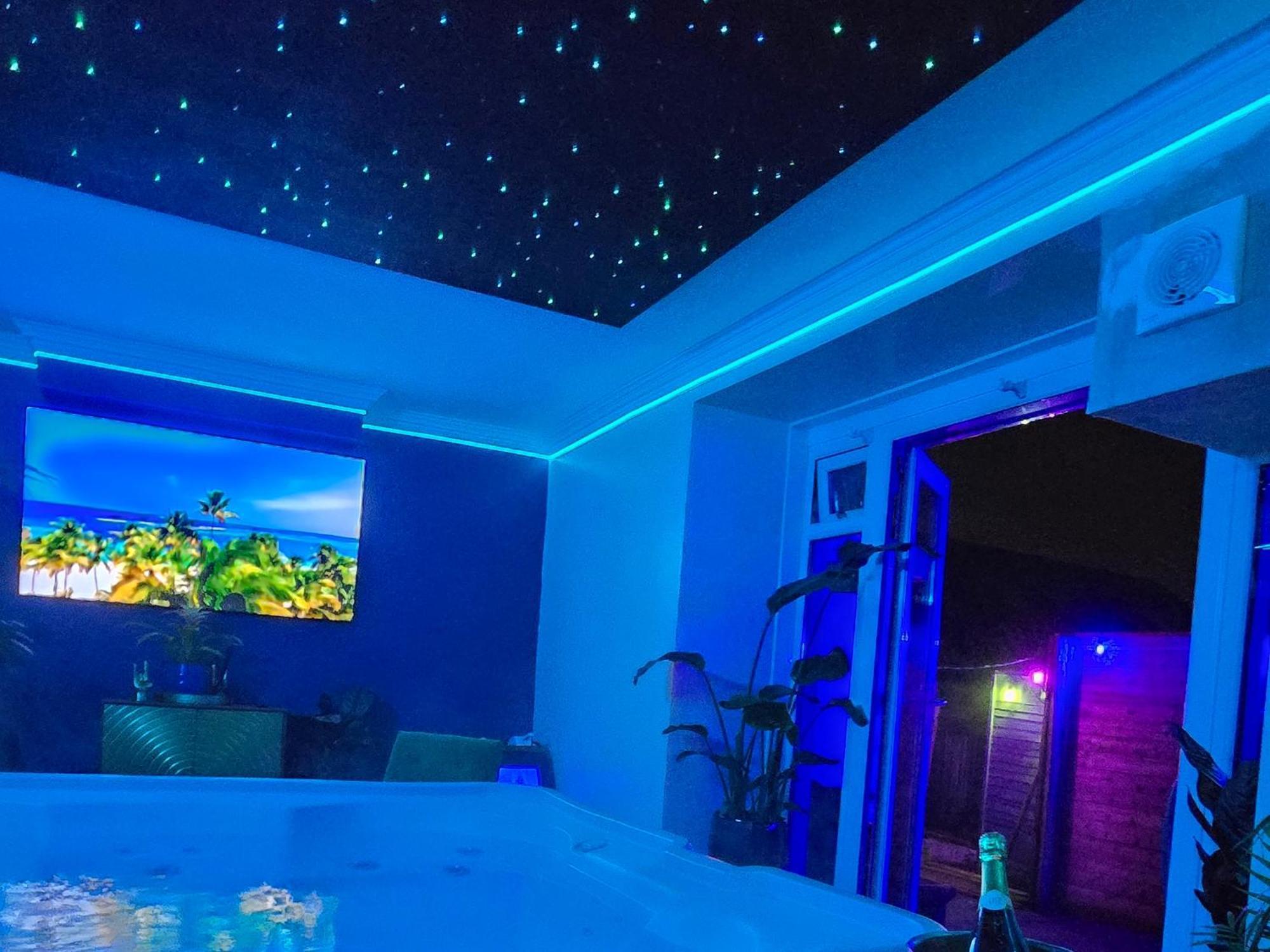 The New Blue Horse Suite At The Grumpy Schnauzer B&B Luxury Private Indoor Hot Tub Breakfast In Bed Airdrie Exterior photo